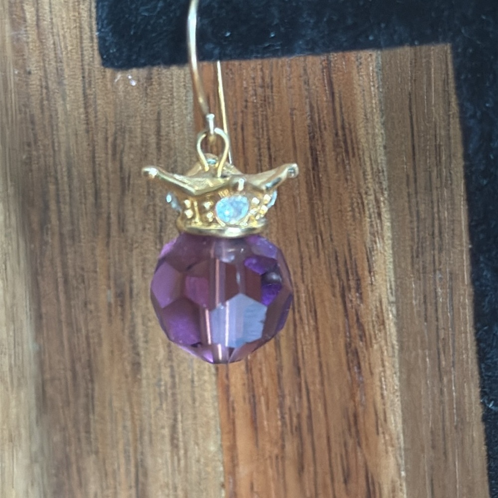 Vintage savvy by SWAROVSKI purple crystal and goldtone earrings - Picture 6 of 9